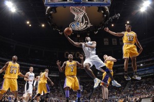 NBA揭幕战詹姆斯砍下三双，湖人开门红，詹姆斯空砍38分湖人