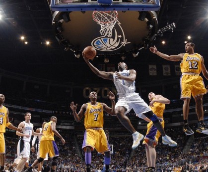 NBA揭幕战詹姆斯砍下三双，湖人开门红，詹姆斯空砍38分湖人